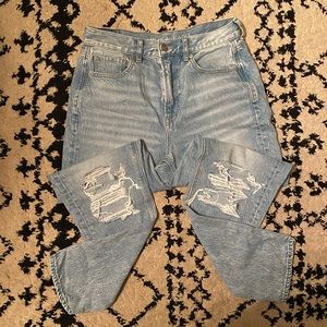LIKE NEW AMERICAN EAGLE HIGH RISE MOM JEANS